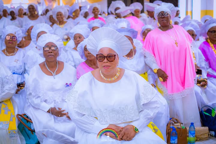 PASTOR’S WIFE! WHEN WILL YOU LEAD THE FEMALE MEMBERS IN PRAYER?