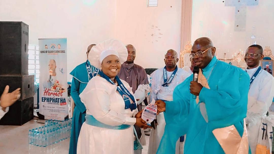 M/C AKINTAN RECEIVES AWARD! Acknowledged V/S/E Adeoye, V/S/E Obinyan & Prophet Efajemue