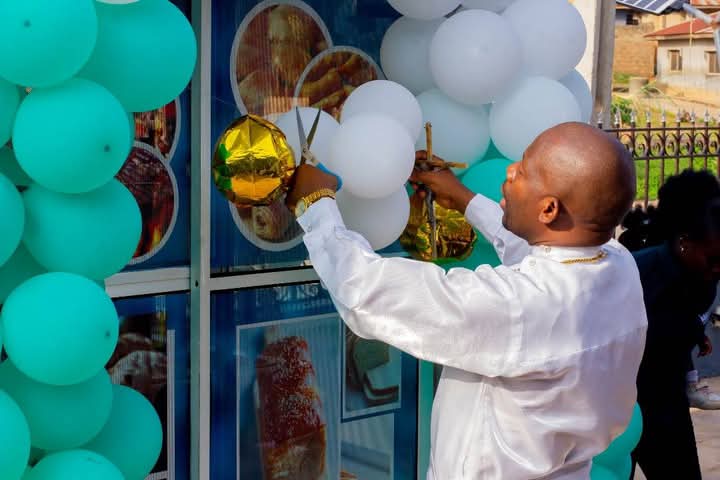 V/S/E GANGBE COMMISSIONS ABREB EATERY.