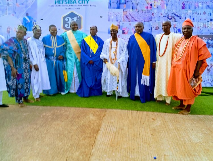 M/S/E NUNAYON, OBA MODAKEKE, OTHERS WORSHIP AT CCC HEFSIBA CITY, ALAKIA, IBADAN