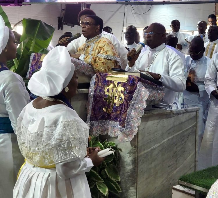 REV. EMF OSHOFFA LEADS DIGNITARIES TO CCC IBARA CATHEDRAL, ABEOKUTA HARVEST AS AMSE FESOJAIYE, VSE OGUNREMI, M/C OJARONKE OGUNREMI RECEIVE COMMENDATION FOR PARISH GROWTH